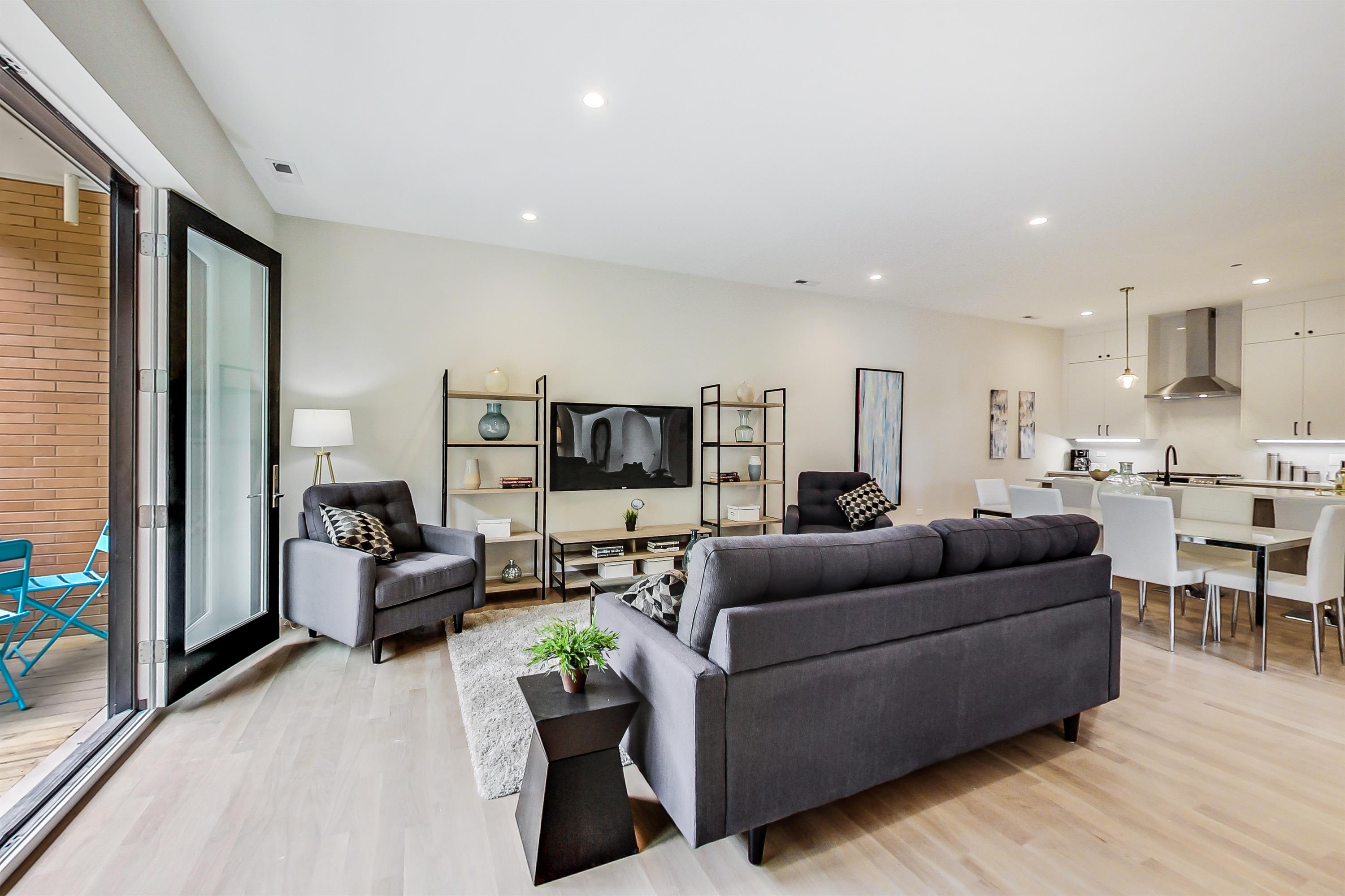 4010 North Lincoln Avenue - 402